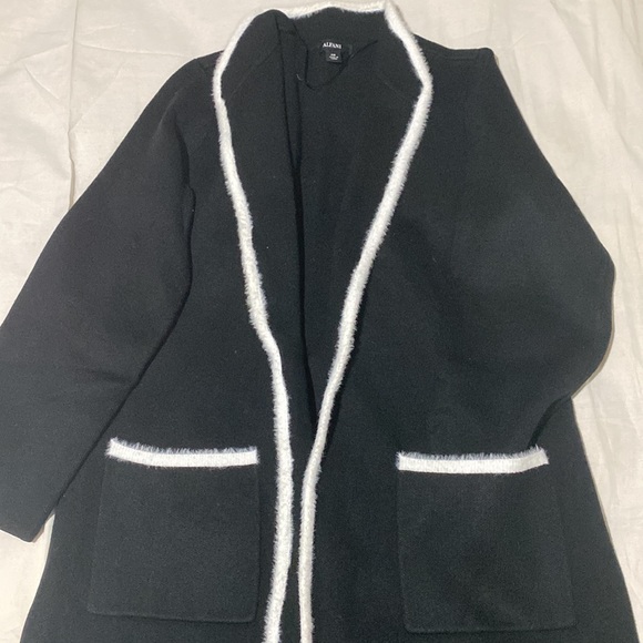 Black cardigan with white contrast fur - Picture 2 of 2